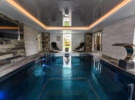 Jaw Dropping House with Private Indoor Pool and Hot Tub, holiday home sa Peover Superior