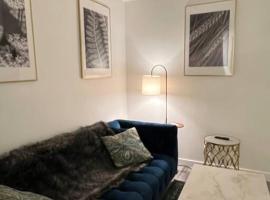 Classy single family house, walk to St Boniface, hotel v destinaci Winnipeg