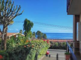 Blue Wave Holiday House, appartement in Aci Castello