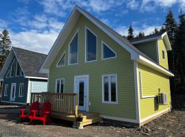 Bambury's Hillside Chalets, hotel com estacionamento em Rocky Harbour