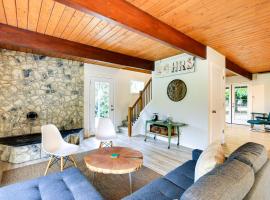 Modern Oregon Getaway with Fireplace, Yard and Deck、Boringのヴィラ