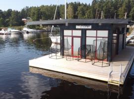 StagHorn floating river house, mökki kohteessa Jūrmala