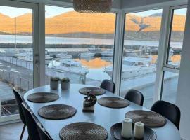 Brandnew Waterfront Apartment, camera con cucina a Hvalvík