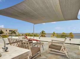 Luxury Apartment with Exclusive Oceanfront Access، فندق رفاهية في كراليندايك