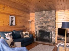 Nantahala Resort cabin, POOL OPEN, horseback riding, game room, gym, restaurant on site, villa i Bryson City