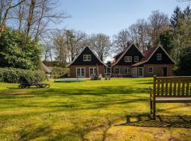 Luxury group accommodation with hot tub and Finnish kota, located in Twente, hotel em Losser