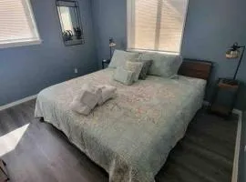 2022 Renovated 2-bdrm cozy, lovely condo w/parking!