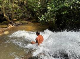 가스파르에 위치한 교외 저택 Casa de campo com cachoeira no quintal