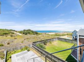 Birubi First Wave, 45a Ocean Ave - pet friendly, waterfront, waterviews, air con, Wi-Fi, hotel v destinaci Anna Bay