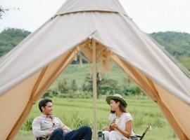 CAMPING GROUND, kamp sa luksuznim šatorima u gradu Bukitingi