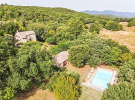 Umbrian country house with pool: Collicello'da bir otel