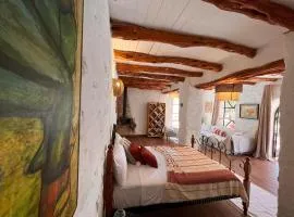 Atlantis 12, Maison d'hôtes et d'art