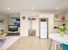 Breeza Haven - Your Home Away From Home, hotel v destinaci Kingston