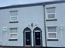 Stylish 3-Bed Gem in Romiley Newly Renovated, En Suite Comfort, Courtyard Charm, and Effortless Parking, hotel with parking in Romiley