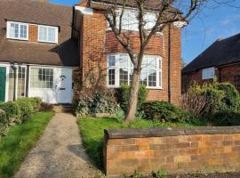 Beautiful 4 bedroom house 7 minutes from Luton Airport，盧頓的飯店