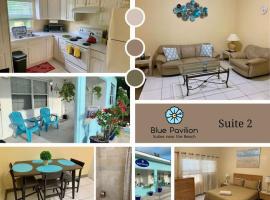 SUITE 2A, Blue Pavilion - Private Bedroom in Shared Suite - Beach, Airport Taxi, Concierge, Island Retro Chic，西湾的公寓