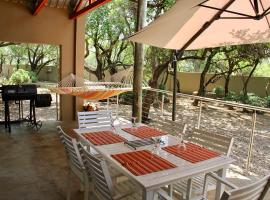 Comfortable cottage in Big 5 Game Reserve, σαλέ σε Dinokeng Game Reserve