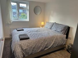 Luton Home near Airport Private & Shared Bathroom Option, homestay in Luton