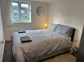 Luton Home near Airport Private & Shared Bathroom Option