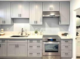 Guesthouse near Disney, Walmart with private parking, hotel in Santa Ana