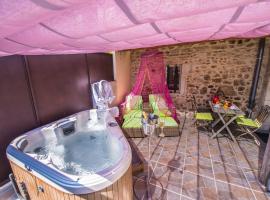 Gîte avec jacuzzi privatif dans un mas provençal, отель в городе Les Fumades-Les Bains