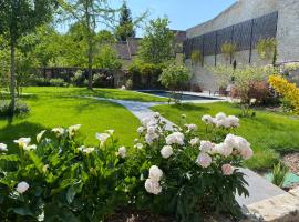 LA THEBAUDERIE, guest house in Montfort-lʼAmaury