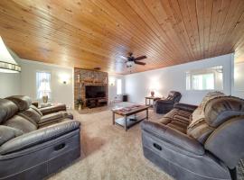 North Jackson Vacation Rental with Wraparound Deck!, hotel with parking in North Jackson