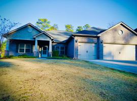 King bed/3 CAR Garage/Ranch Home, budgethotell i Lithia Springs