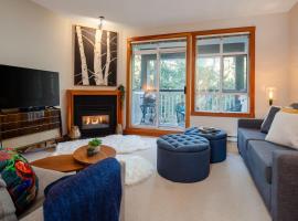 2BR Very Spacious Townhome in a Great Location by Harmony Whistler, villa in Whistler