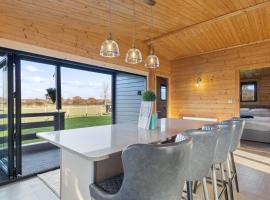 Nestledstays- The Farm Lodge, hotel with hot tubs in Slindon