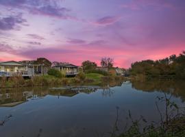 Choller Lake Lodges - Primrose Cabin With Private Hot Tub, hotell nära Fontwell Park galoppbana, Arundel