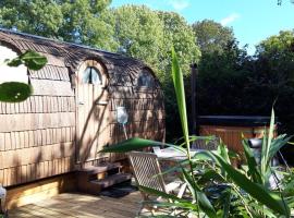 Cabane en bois avec bain nordique et sauna, hotel en Marigny