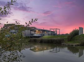 Choller Lake Lodges - Sunbeam Cabin With Private Hot Tub, apartment sa Arundel