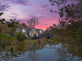 Choller Lake Lodges - The Lake House With Private Hot Tub、アランデルの別荘