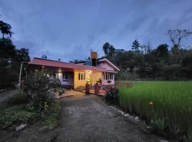 Hill Harbor Homestay - Mountain View & Guided Trek, hotel in Chikmagalūr