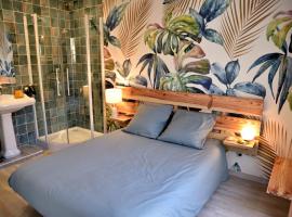 Magnifique Studio avec terrasse et accès piscine, cheap hotel in Clam