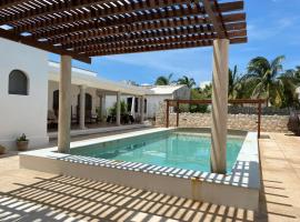 Casa familiar, alberca privada, pasos de la playa, hotel with pools in Uaymitun