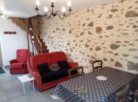 Gîte entier plein centre de St Léo, 2 ch, 4 pers, ξενοδοχείο σε Saint-Léonard-des-Bois