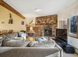 Secluded and Spacious Glazebrook J5 Townhouse Great for families, hotel amb piscina a Killington