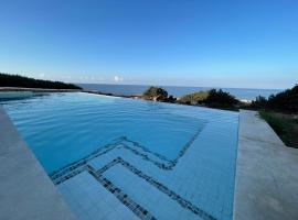 Binisamar Infinity Pool over the sea、ビニベカのホテル