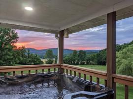 Wears Valley Farmhouse with lovely views, hot tub and fire pit, hotel v destinaci Sevierville