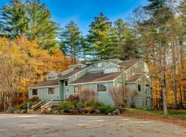 Spacious Bartlett Condo with Balconies and Pool!, hotel que acepta mascotas en Bartlett