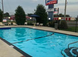 Fortune Inn & Suites, hotel with pools in Newport