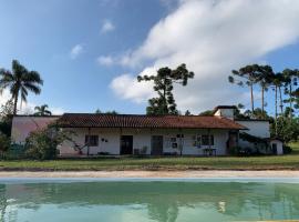 Casa de Fazenda na Ecovila Sustentar, 38km de SP, hotel in Embu-Guaçu
