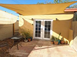 Guesthouse w/ private access and patio, hotell i Tucson