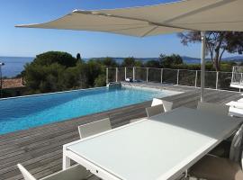 Villa Californienne avec Piscine Privée et Climatisation - FR-1-768-37, hotel in Les Issambres