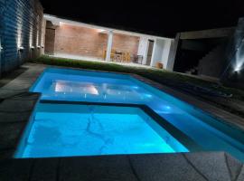 Casa amplia en ubicación tranquila de la ciudad, ξενοδοχείο με πισίνα σε San Salvador de Jujuy