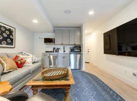 New two room apartment close to stadium and downtown on a park, hotel in Denver