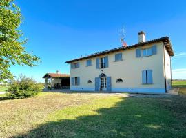 Country house 15km from Bologna, lantligt boende i Budrio