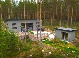 Skogly - Ny stor hytte, Unike Finnskogen, hotel s jacuzzi v destinaci Torsby